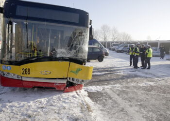 05.12.2016 Kielce. Wypadek. Autobus MPK uszkodził 13 zaparkowanych aut. Kierowca zasłabł. / Jarosław Kubalski / Radio Kielce