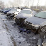 05.12.2016 Kielce. Wypadek. Autobus MPK uszkodził 13 zaparkowanych aut. Kierowca zasłabł. / Jarosław Kubalski / Radio Kielce