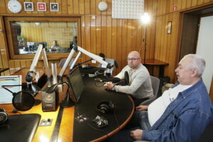 04.04.2017 Kielce. Audycja "Dodaj do ulubionych". Romuald Sadowski i Wojciech Stachurski. / Jarosław Kubalski / Radio Kielce