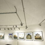 Fotografie Wojciecha Wilczyka przedstawiające budynki synagog i domów modlitwy „Niewinne oko nie istnieje” w Muzeum Dialogu Kultur. / Jarosław Kubalski / Radio Kielce