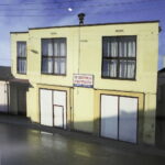 Fotografie Wojciecha Wilczyka przedstawiające budynki synagog i domów modlitwy „Niewinne oko nie istnieje” w Muzeum Dialogu Kultur. / Jarosław Kubalski / Radio Kielce