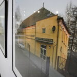 Fotografie Wojciecha Wilczyka przedstawiające budynki synagog i domów modlitwy „Niewinne oko nie istnieje” w Muzeum Dialogu Kultur. / Jarosław Kubalski / Radio Kielce