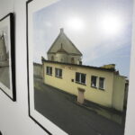 Fotografie Wojciecha Wilczyka przedstawiające budynki synagog i domów modlitwy „Niewinne oko nie istnieje” w Muzeum Dialogu Kultur. / Jarosław Kubalski / Radio Kielce