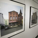 Fotografie Wojciecha Wilczyka przedstawiające budynki synagog i domów modlitwy „Niewinne oko nie istnieje” w Muzeum Dialogu Kultur. / Jarosław Kubalski / Radio Kielce
