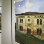 Fotografie Wojciecha Wilczyka przedstawiające budynki synagog i domów modlitwy „Niewinne oko nie istnieje” w Muzeum Dialogu Kultur. / Jarosław Kubalski / Radio Kielce