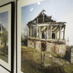Fotografie Wojciecha Wilczyka przedstawiające budynki synagog i domów modlitwy „Niewinne oko nie istnieje” w Muzeum Dialogu Kultur. / Jarosław Kubalski / Radio Kielce