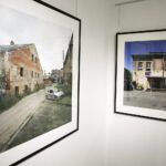 Fotografie Wojciecha Wilczyka przedstawiające budynki synagog i domów modlitwy „Niewinne oko nie istnieje” w Muzeum Dialogu Kultur. / Jarosław Kubalski / Radio Kielce