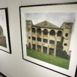 Fotografie Wojciecha Wilczyka przedstawiające budynki synagog i domów modlitwy „Niewinne oko nie istnieje” w Muzeum Dialogu Kultur. / Jarosław Kubalski / Radio Kielce