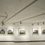 Fotografie Wojciecha Wilczyka przedstawiające budynki synagog i domów modlitwy „Niewinne oko nie istnieje” w Muzeum Dialogu Kultur. / Jarosław Kubalski / Radio Kielce