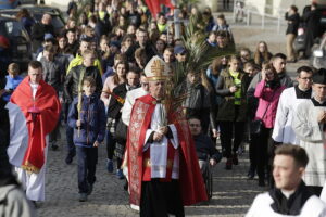 08.04.2017 Kielce. 32. Światowy Dzień Młodzieży diecezji kieleckiej. Biskup Jan Piotrowski. / Jarosław Kubalski / Radio Kielce