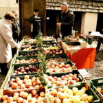 09.04.2017 Kielce. Kiermasz wielkanocny przed Dworkiem Laszczyków. / Jarosław Kubalski / Radio Kielce