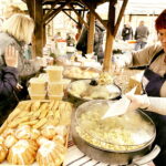 09.04.2017 Kielce. Kiermasz wielkanocny przed Dworkiem Laszczyków. / Jarosław Kubalski / Radio Kielce