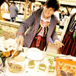 09.04.2017 Kielce. Kiermasz wielkanocny przed Dworkiem Laszczyków. / Jarosław Kubalski / Radio Kielce