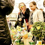 09.04.2017 Kielce. Kiermasz wielkanocny przed Dworkiem Laszczyków. / Jarosław Kubalski / Radio Kielce