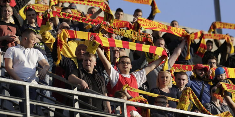 10.04.2017 Kielce. Mecz Korona Kielce - Ruch Chorzów. Kibice. / Jarosław Kubalski / Radio Kielce