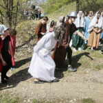 10.04.2017 Kielce.  Droga Krzyżowa na Kadzielni przygotowana przez młodzież z Liceum im. Juliusza Słowackiego. / Jarosław Kubalski / Radio Kielce