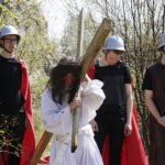 10.04.2017 Kielce.  Droga Krzyżowa na Kadzielni przygotowana przez młodzież z Liceum im. Juliusza Słowackiego. / Jarosław Kubalski / Radio Kielce