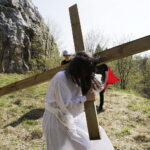 10.04.2017 Kielce.  Droga Krzyżowa na Kadzielni przygotowana przez młodzież z Liceum im. Juliusza Słowackiego. / Jarosław Kubalski / Radio Kielce