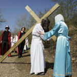 10.04.2017 Kielce.  Droga Krzyżowa na Kadzielni przygotowana przez młodzież z Liceum im. Juliusza Słowackiego. / Jarosław Kubalski / Radio Kielce