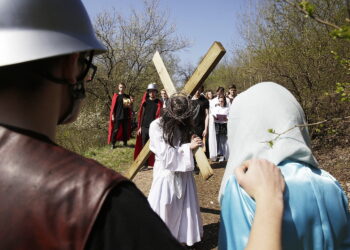 10.04.2017 Kielce.  Droga Krzyżowa na Kadzielni przygotowana przez młodzież z Liceum im. Juliusza Słowackiego. / Jarosław Kubalski / Radio Kielce