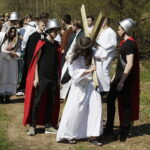 10.04.2017 Kielce.  Droga Krzyżowa na Kadzielni przygotowana przez młodzież z Liceum im. Juliusza Słowackiego. / Jarosław Kubalski / Radio Kielce