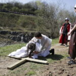 10.04.2017 Kielce.  Droga Krzyżowa na Kadzielni przygotowana przez młodzież z Liceum im. Juliusza Słowackiego. / Jarosław Kubalski / Radio Kielce