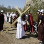 10.04.2017 Kielce.  Droga Krzyżowa na Kadzielni przygotowana przez młodzież z Liceum im. Juliusza Słowackiego. / Jarosław Kubalski / Radio Kielce