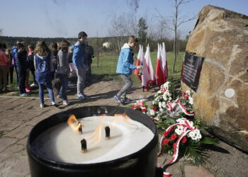 10.04.2017 Kielce. Uroczystości w 7. rocznicę katastrofy smoleńskiej pod obeliskiem przy ulicy Grabinów. / Jarosław Kubalski / Radio Kielce