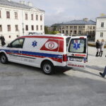 11.04.2017 Kielce. Biskup Jan Piotrowski poświęcił nowy ambulans dla Hospicjum imienia św. Matki Teresy z Kalkuty. / Jarosław Kubalski / Radio Kielce