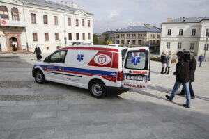 11.04.2017 Kielce. Biskup Jan Piotrowski poświęcił nowy ambulans dla Hospicjum imienia św. Matki Teresy z Kalkuty. / Jarosław Kubalski / Radio Kielce