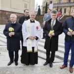 11.04.2017 Kielce. Biskup Jan Piotrowski poświęcił nowy ambulans dla Hospicjum imienia św. Matki Teresy z Kalkuty. / Jarosław Kubalski / Radio Kielce