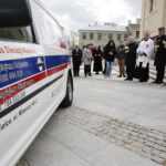 11.04.2017 Kielce. Biskup Jan Piotrowski poświęcił nowy ambulans dla Hospicjum imienia św. Matki Teresy z Kalkuty. / Jarosław Kubalski / Radio Kielce