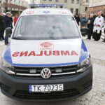 11.04.2017 Kielce. Biskup Jan Piotrowski poświęcił nowy ambulans dla Hospicjum imienia św. Matki Teresy z Kalkuty. / Jarosław Kubalski / Radio Kielce