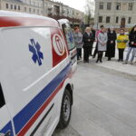 11.04.2017 Kielce. Biskup Jan Piotrowski poświęcił nowy ambulans dla Hospicjum imienia św. Matki Teresy z Kalkuty. / Jarosław Kubalski / Radio Kielce