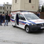 11.04.2017 Kielce. Biskup Jan Piotrowski poświęcił nowy ambulans dla Hospicjum imienia św. Matki Teresy z Kalkuty. / Jarosław Kubalski / Radio Kielce