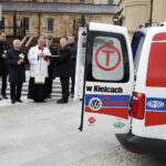 11.04.2017 Kielce. Biskup Jan Piotrowski poświęcił nowy ambulans dla Hospicjum imienia św. Matki Teresy z Kalkuty. / Jarosław Kubalski / Radio Kielce