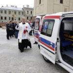11.04.2017 Kielce. Biskup Jan Piotrowski poświęcił nowy ambulans dla Hospicjum imienia św. Matki Teresy z Kalkuty. / Jarosław Kubalski / Radio Kielce