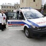 11.04.2017 Kielce. Biskup Jan Piotrowski poświęcił nowy ambulans dla Hospicjum imienia św. Matki Teresy z Kalkuty. / Jarosław Kubalski / Radio Kielce