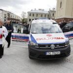 11.04.2017 Kielce. Biskup Jan Piotrowski poświęcił nowy ambulans dla Hospicjum imienia św. Matki Teresy z Kalkuty. / Jarosław Kubalski / Radio Kielce