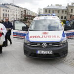 11.04.2017 Kielce. Biskup Jan Piotrowski poświęcił nowy ambulans dla Hospicjum imienia św. Matki Teresy z Kalkuty. / Jarosław Kubalski / Radio Kielce