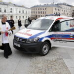 11.04.2017 Kielce. Biskup Jan Piotrowski poświęcił nowy ambulans dla Hospicjum imienia św. Matki Teresy z Kalkuty. / Jarosław Kubalski / Radio Kielce