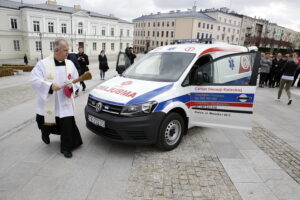 11.04.2017 Kielce. Biskup Jan Piotrowski poświęcił nowy ambulans dla Hospicjum imienia św. Matki Teresy z Kalkuty. / Jarosław Kubalski / Radio Kielce