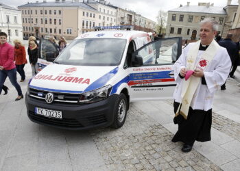 11.04.2017 Kielce. Biskup Jan Piotrowski poświęcił nowy ambulans dla Hospicjum imienia św. Matki Teresy z Kalkuty. / Jarosław Kubalski / Radio Kielce