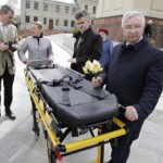 11.04.2017 Kielce. Biskup Jan Piotrowski poświęcił nowy ambulans dla Hospicjum imienia św. Matki Teresy z Kalkuty. / Jarosław Kubalski / Radio Kielce