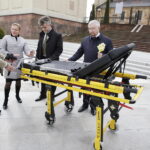 11.04.2017 Kielce. Biskup Jan Piotrowski poświęcił nowy ambulans dla Hospicjum imienia św. Matki Teresy z Kalkuty. / Jarosław Kubalski / Radio Kielce