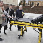 11.04.2017 Kielce. Biskup Jan Piotrowski poświęcił nowy ambulans dla Hospicjum imienia św. Matki Teresy z Kalkuty. / Jarosław Kubalski / Radio Kielce