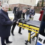11.04.2017 Kielce. Biskup Jan Piotrowski poświęcił nowy ambulans dla Hospicjum imienia św. Matki Teresy z Kalkuty. / Jarosław Kubalski / Radio Kielce