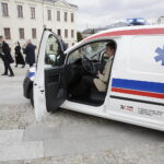 11.04.2017 Kielce. Biskup Jan Piotrowski poświęcił nowy ambulans dla Hospicjum imienia św. Matki Teresy z Kalkuty. / Jarosław Kubalski / Radio Kielce