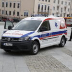 11.04.2017 Kielce. Biskup Jan Piotrowski poświęcił nowy ambulans dla Hospicjum imienia św. Matki Teresy z Kalkuty. / Jarosław Kubalski / Radio Kielce