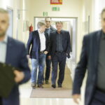 11.04.2017 Kielce. Dieter Burdenski, prezydent Wojciech Lubawski i Krzysztof Zając w drodze na konferencję prasową dotyczącą sprzedaży przez miasto klubu Korona Kielce. / Jarosław Kubalski / Radio Kielce